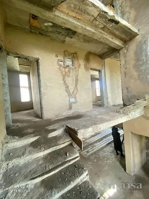 The upper landing over the stairwell, with bamboo props