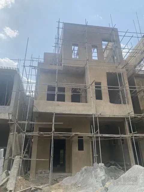 Close view of the front elevation of the carcass with scaffolding and window openings